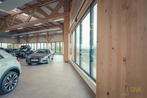 Autohaus mit Glasfassade und Holzstruktur
