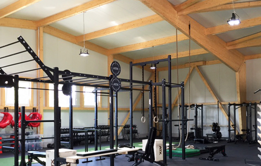 Fitnesshalle aus Holz mit Krafttrainingsmaschinen