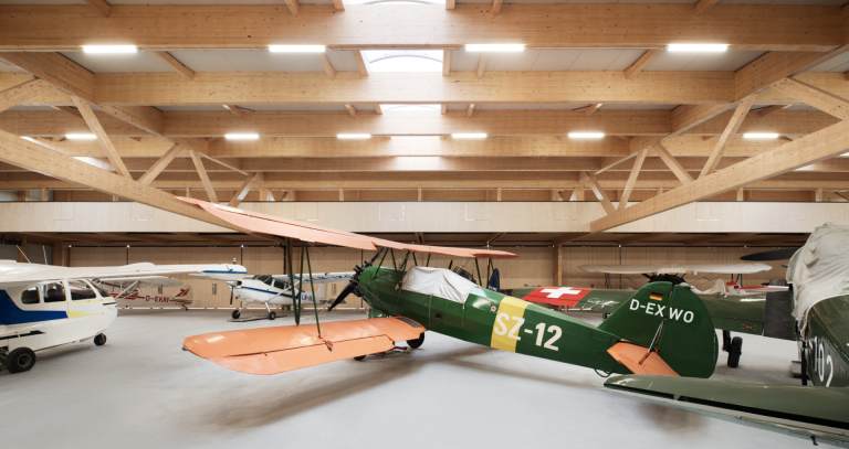 Flughangar aus Holz mit Flugzeug