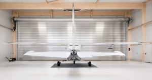 Flugzeughangar von innen mit Rolltor