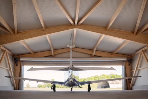 Hangar-mit-Holzstruktur für Flugzeuge