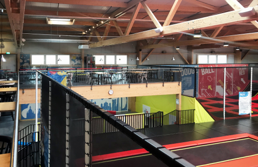 Sporthalle mit Trampolins aus Holz