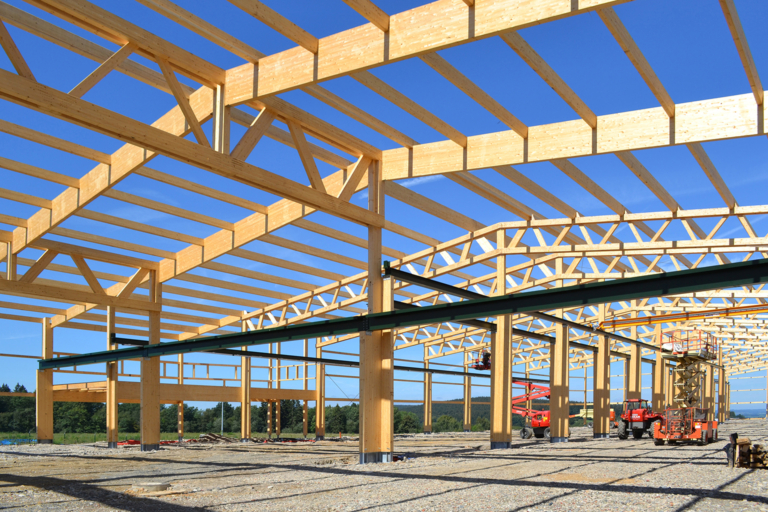 Industriehalle aus Holz im Bau