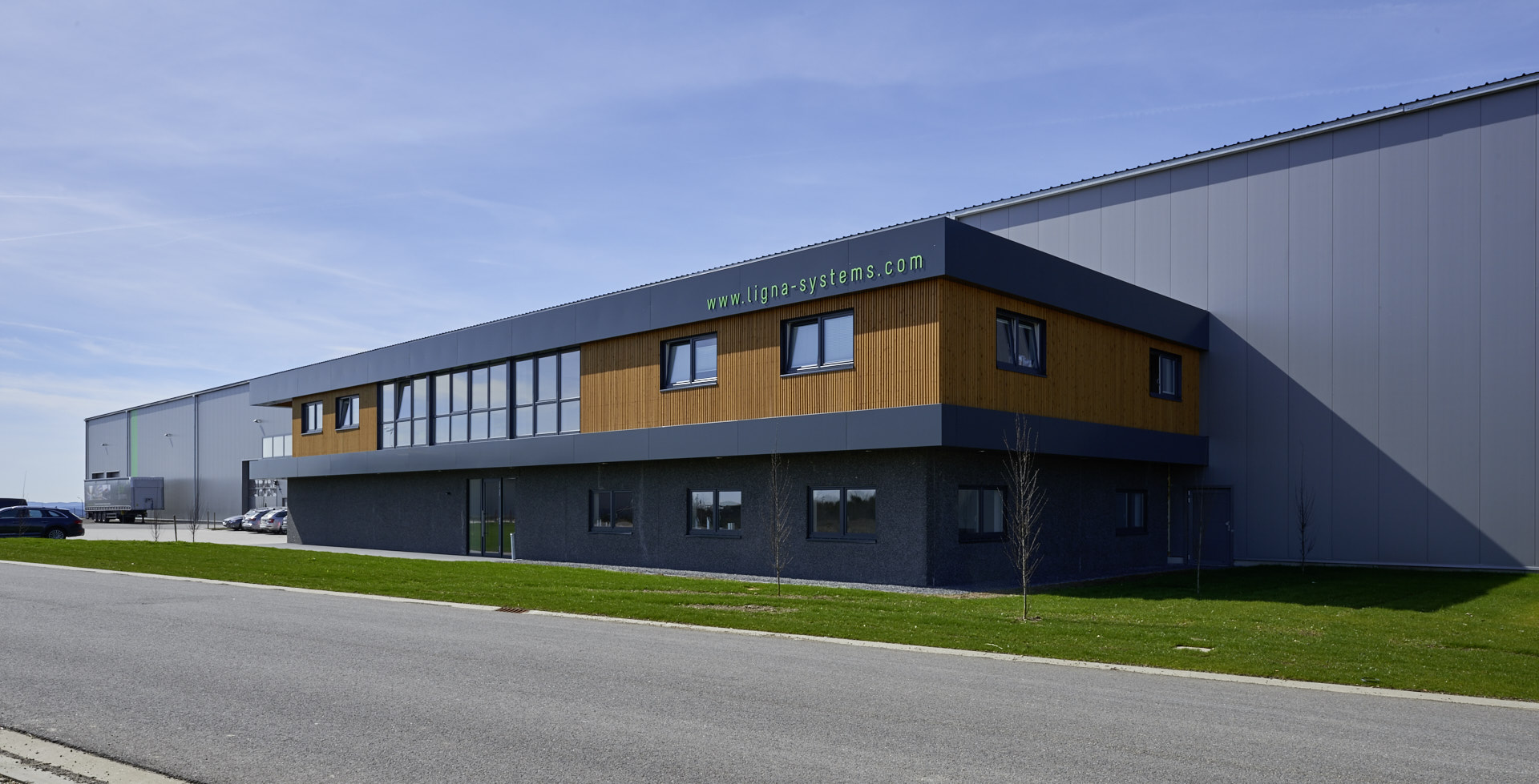 A. LIGNA systems Industriehalle aus Holz